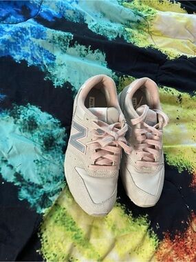 Women’s New Balance 996 sneakers in a light cream and pink colorway size 5.5
